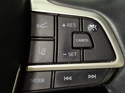 Used 2022 Toyota Highlander XLE AWD/4WD image 23