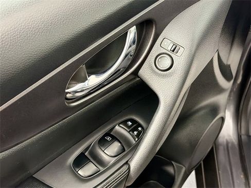 Used 2016 Nissan Rogue S image 16