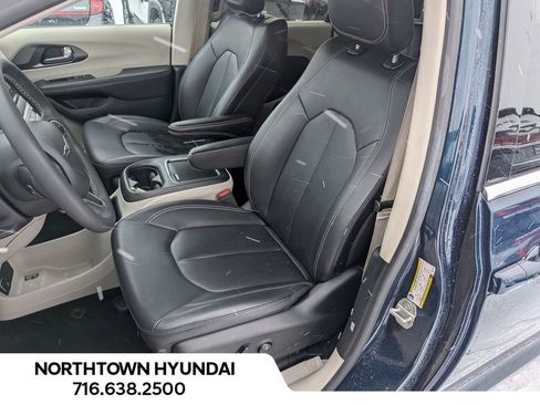 Used 2024 Chrysler Pacifica Touring-L image 9