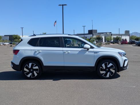 Used 2024 Volkswagen Taos SEL AWD/4WD image 6