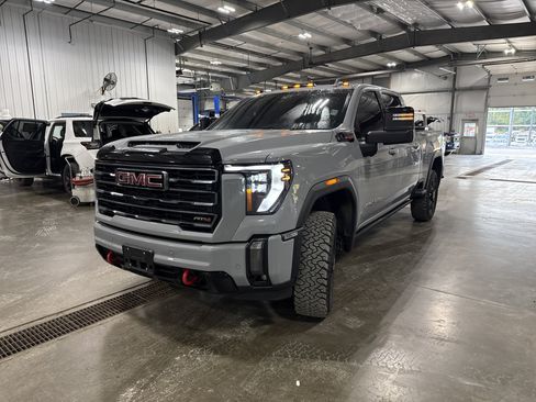 Used 2024 GMC Sierra 2500 AT4 w/ AT4 Premium Plus Package AWD/4WD image 9