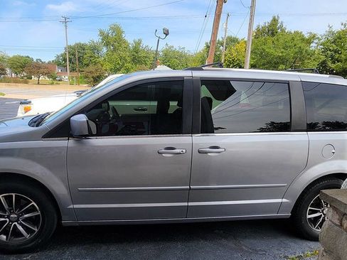 Used 2017 Dodge Grand Caravan SXT image 7