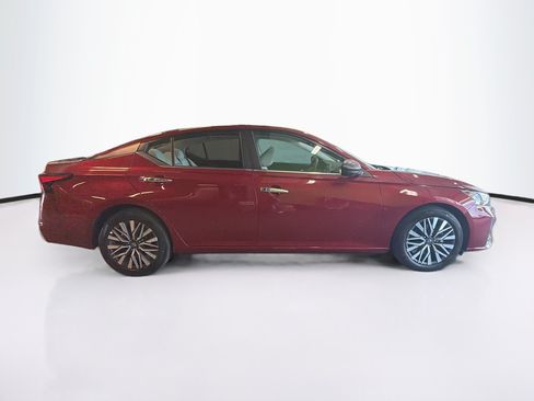 Used 2025 Nissan Altima 2.5 SV FWD image 10