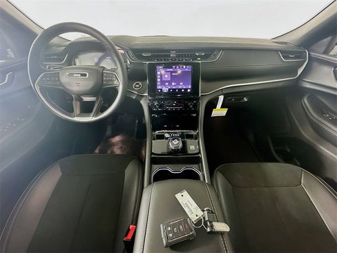 New 2025 Jeep Grand Cherokee Altitude image 9