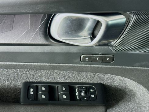 Used 2023 Volvo XC40 Recharge Plus image 38