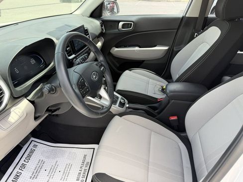 Used 2024 Hyundai Venue SEL FWD image 11