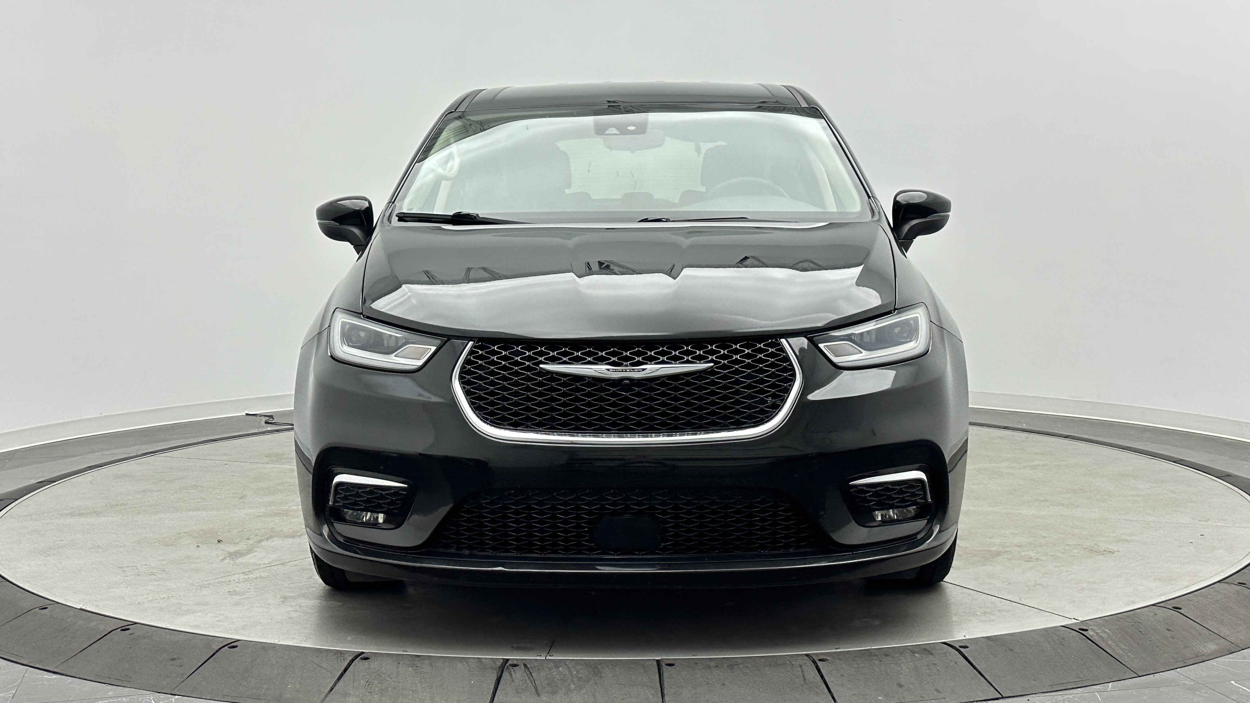 Used 2023 Chrysler Pacifica Touring-L FWD image 2