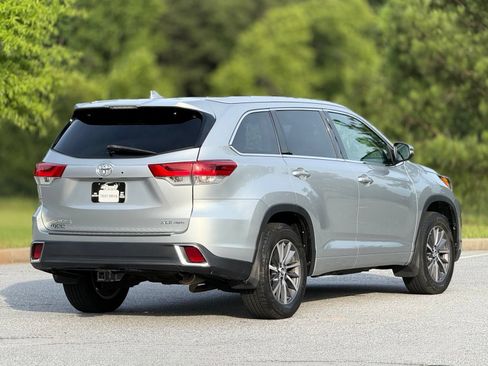 Used 2018 Toyota Highlander XLE AWD/4WD image 11