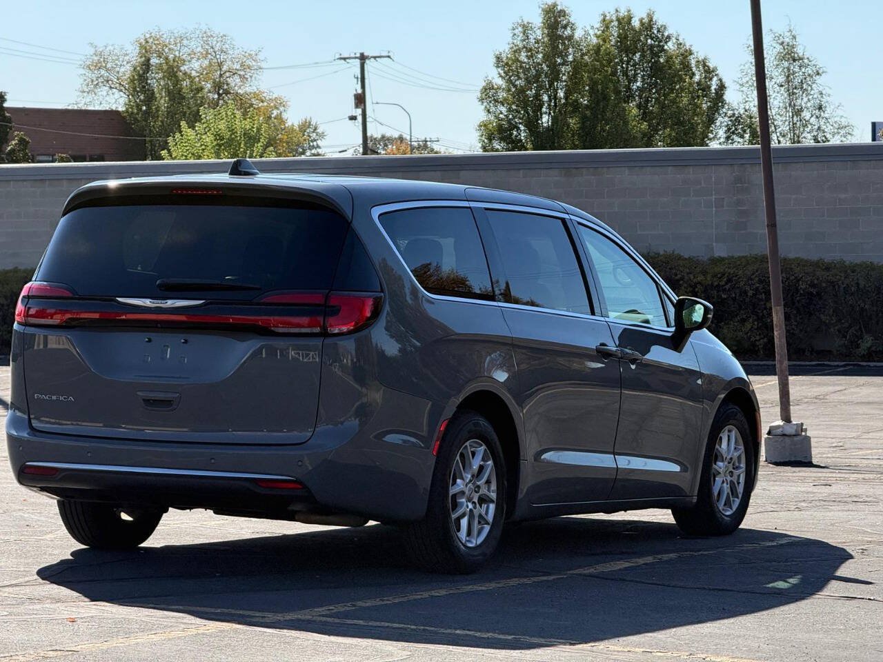 Used 2023 Chrysler Pacifica Touring-L FWD image 5
