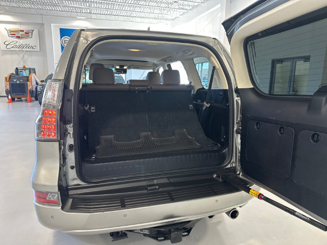Used 2021 Lexus GX 460 Luxury w/ Accessory Package AWD/4WD image 28