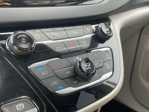 Certified 2023 Chrysler Pacifica Touring-L image 36