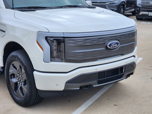 Used 2022 Ford F150 Lightning Lariat image 8