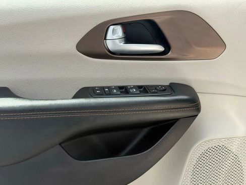 Used 2017 Chrysler Pacifica Touring-L w/ Tire & Wheel Group image 17