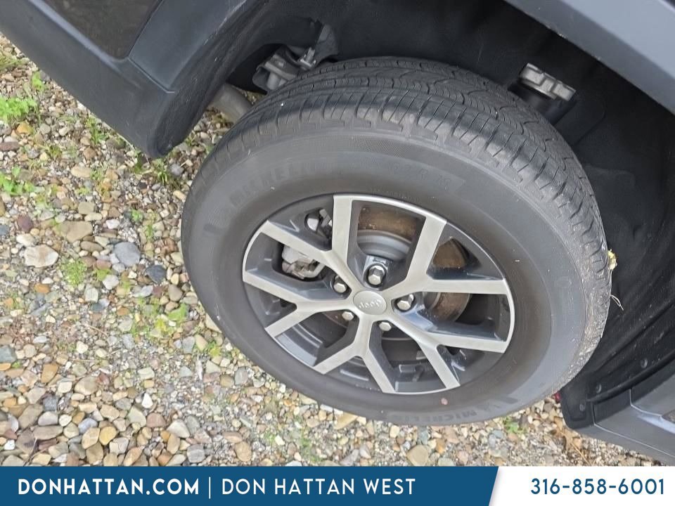 Used 2023 Jeep Grand Cherokee L Limited AWD/4WD image 7