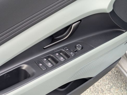 New 2025 Hyundai Elantra Limited image 16