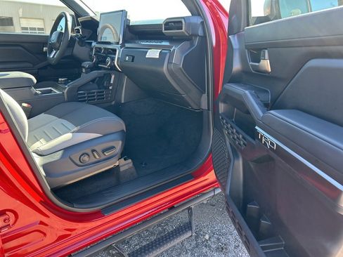 Used 2025 Toyota Tacoma TRD Off-Road image 18