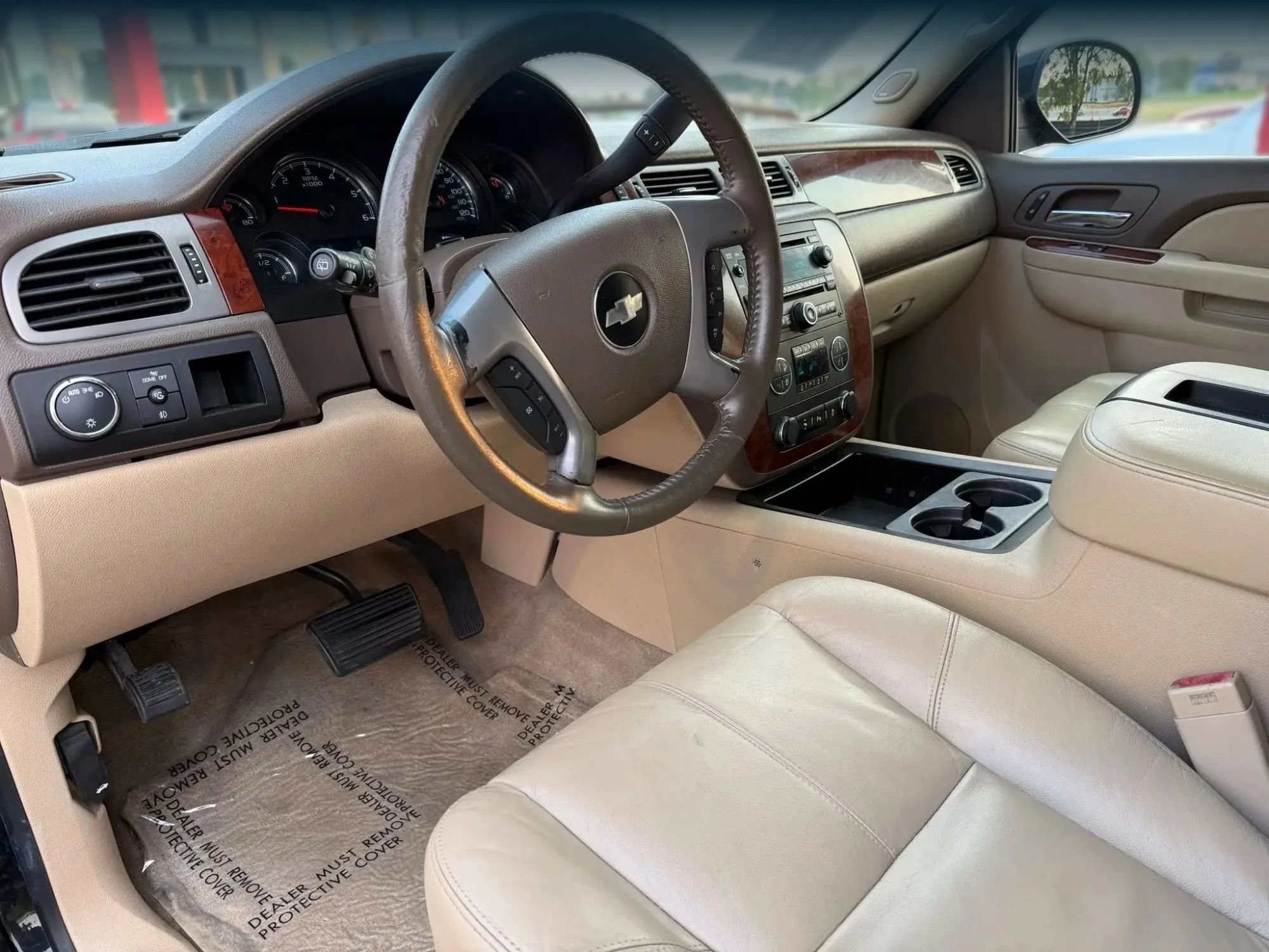 Used 2014 Chevrolet Suburban LT RWD image 17