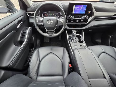 Certified 2024 Toyota Highlander XLE image 6