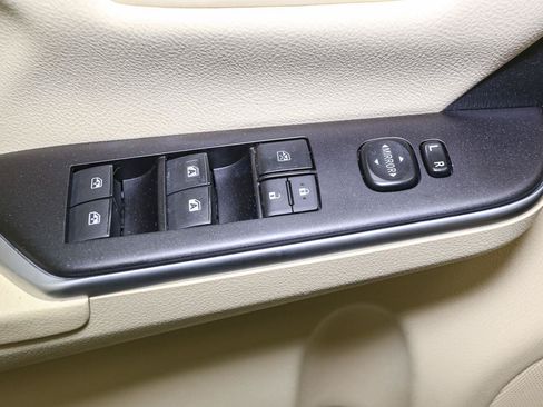 Used 2017 Toyota Camry LE w/ Moonroof Package FWD image 34
