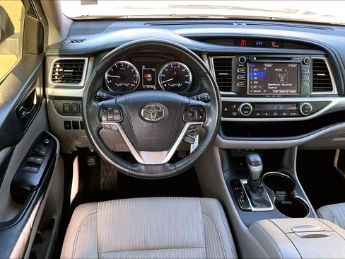 Used 2017 Toyota Highlander Plus image 6