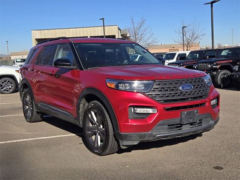 Used 2022 Ford Explorer XLT w/ Equipment Group 202A image 2