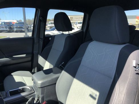 Used 2021 Toyota Tacoma TRD Off-Road image 13