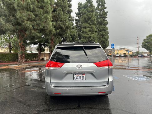 Used 2012 Toyota Sienna XLE image 25