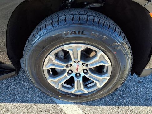 Used 2024 GMC Yukon SLE image 9