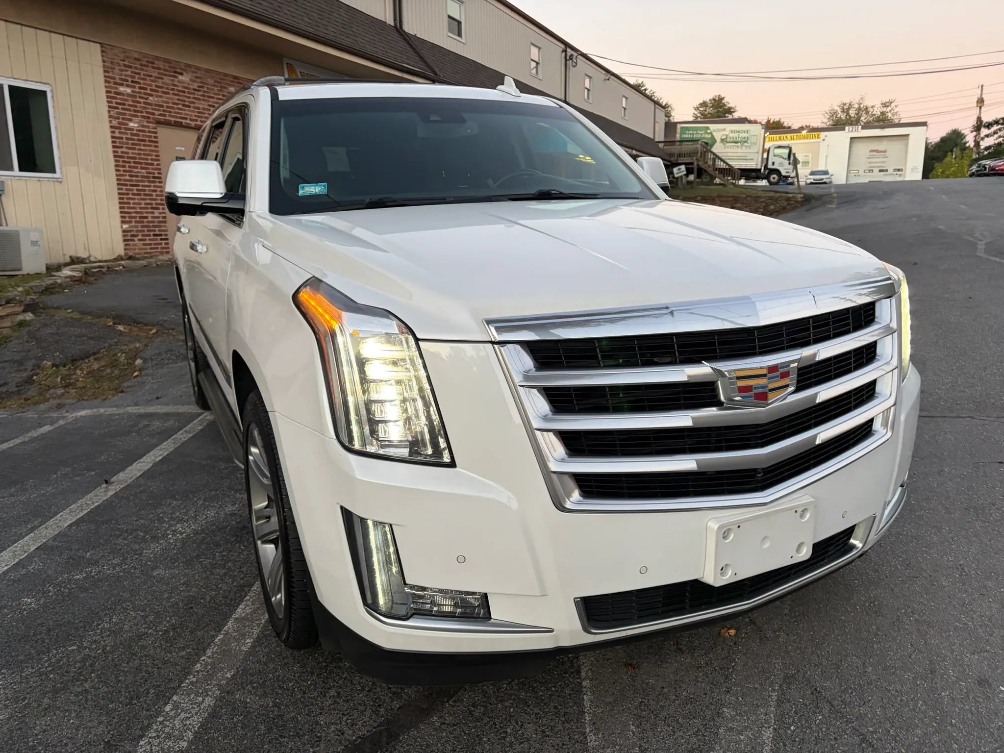 Used 2016 Cadillac Escalade Luxury AWD/4WD image 11