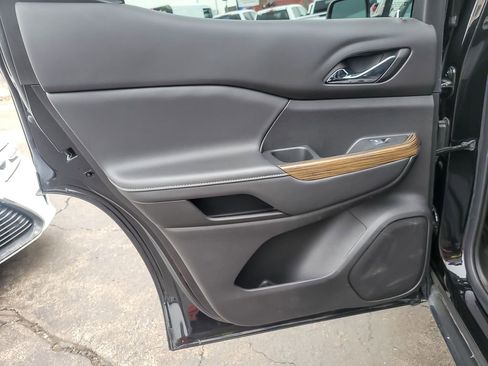 Certified 2023 GMC Acadia SLE image 18