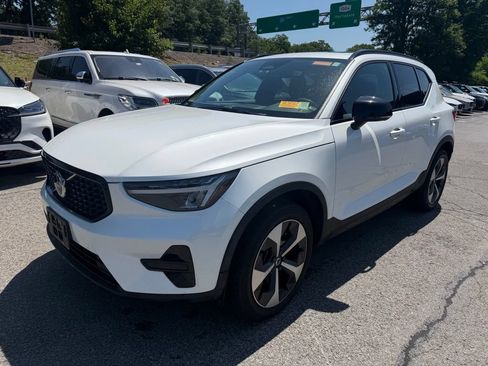 Used 2024 Volvo XC40 B5 Core AWD/4WD image 1