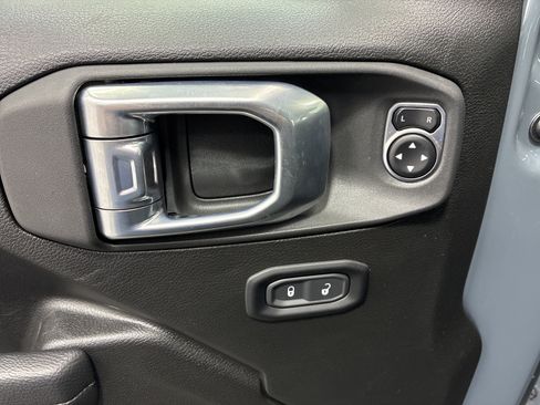 Used 2025 Jeep Wrangler Sport AWD/4WD image 16