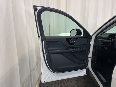 Used 2025 Lincoln Aviator AWD w/ Jet Appearance Package image 19