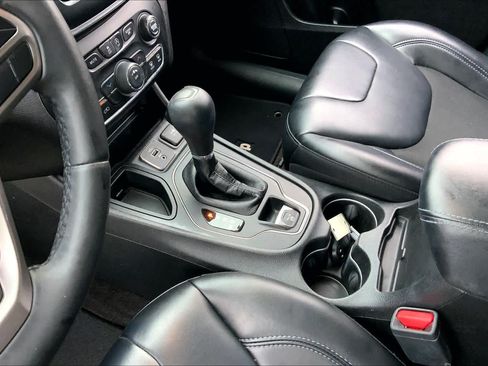 Used 2019 Jeep Cherokee Latitude Plus FWD image 16