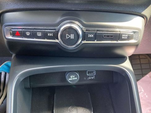 Used 2022 Volvo XC40 T5 Momentum image 25