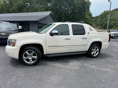 Used 2013 Chevrolet Avalanche LTZ AWD/4WD image 22