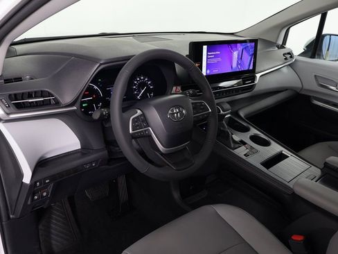 Used 2026 Toyota Sienna XLE FWD image 7