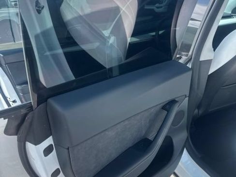 Used 2024 Tesla Model Y Performance AWD/4WD image 17