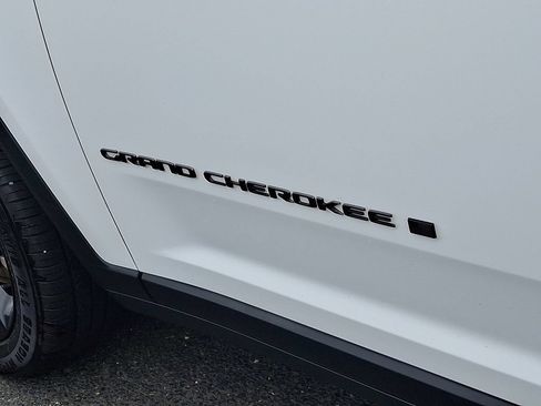 Used 2023 Jeep Grand Cherokee L Limited w/ Black Appearance Package AWD/4WD image 33