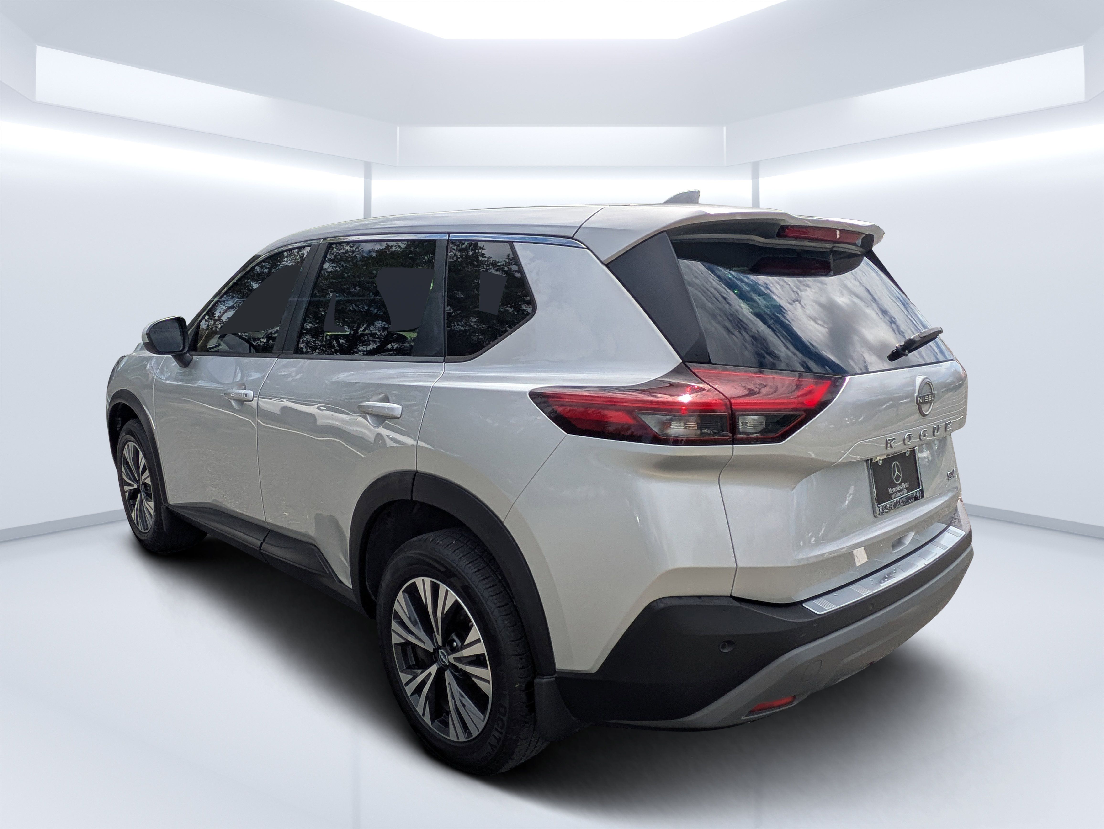 Used 2023 Nissan Rogue SV FWD image 5