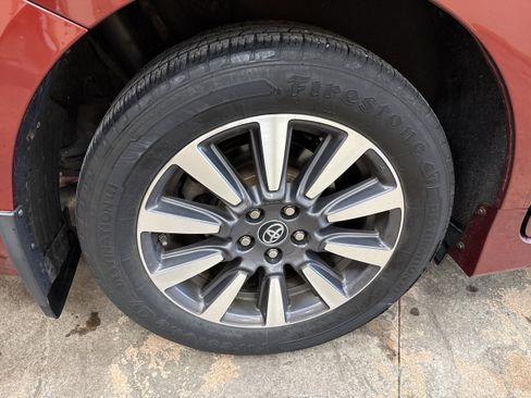 Used 2018 Toyota Sienna XLE image 12