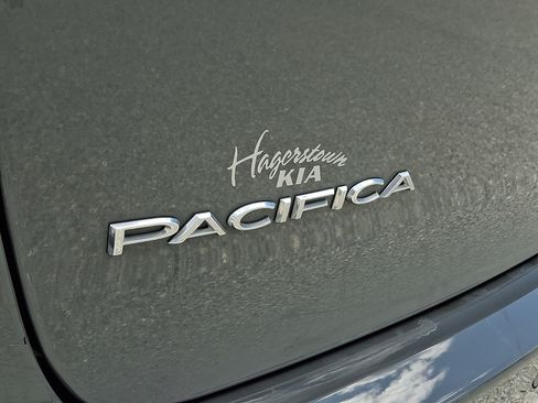 Used 2023 Chrysler Pacifica Touring-L FWD image 32