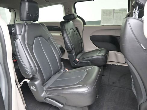 Used 2024 Chrysler Pacifica Touring-L image 10