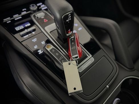 Used 2023 Porsche Cayenne Coupe image 28