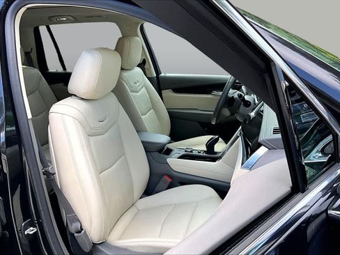 Used 2020 Cadillac XT6 Premium Luxury FWD image 9