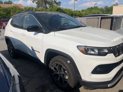 Used 2025 Jeep Compass Limited AWD/4WD image 2