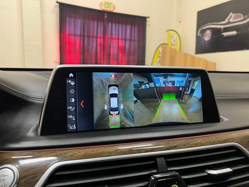 Used 2018 BMW 740i image 28