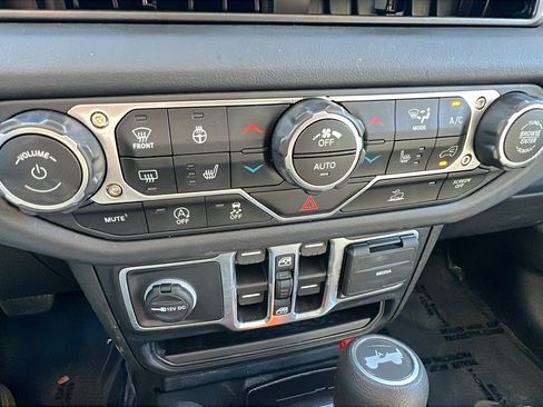 Used 2025 Jeep Wrangler Sahara image 31