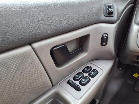 Used 2004 Ford Taurus SES image 6