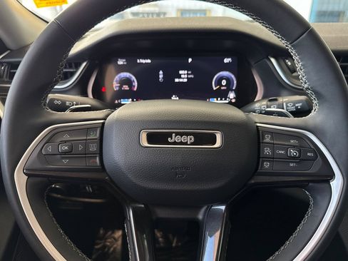 Used 2023 Jeep Grand Cherokee Laredo AWD/4WD image 25